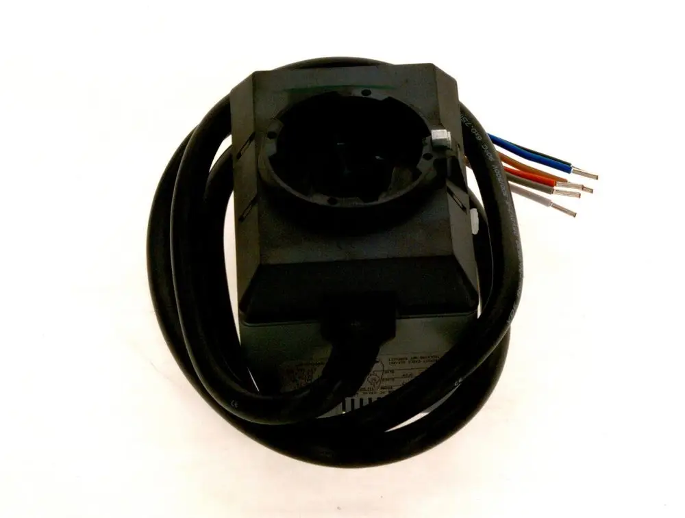 BOSCH Antrieb mit Stecker und mehreren elektrischen Leitungen. Das Gerät hat eine runde Anschlussöffnung und ein kompaktes Gehäuse.